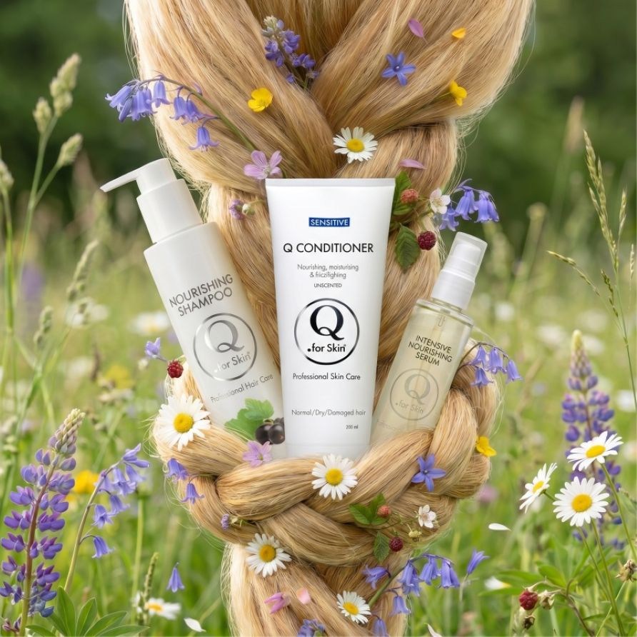 Tre hårvårdsprodukter från Q for Skin – Nourishing Shampoo, Q Conditioner och Intensive Nourishing Serum – omgivna av vildblommor i ett flätat blont hår.