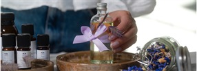Gr din egen massageolja med eteriska oljor