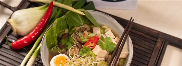 Ramen med sojamarinerad tofu, shiitake och ägg