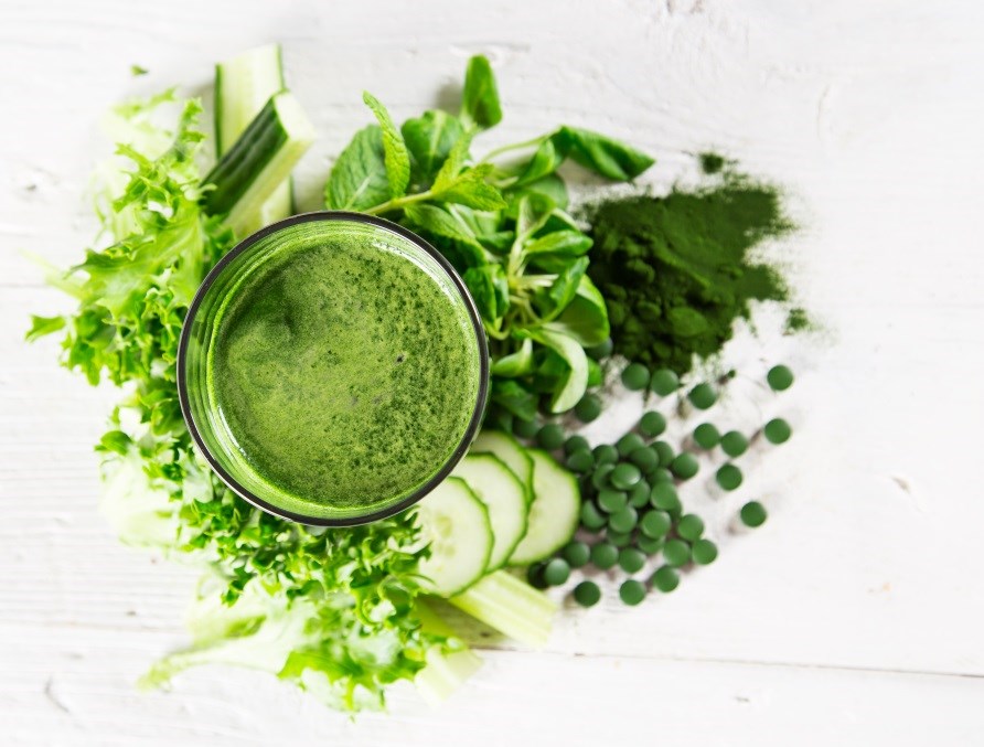 Nyttig och hälsosam greens-drink med grönsaker, frukter och alger.