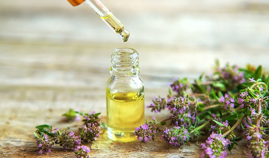 Eterisk olja som tas upp med pipett ur en liten glasflaska. Eterisk olja som tas upp med pipett ur en liten glasflaska.