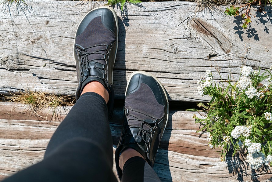 Ett par f�tter med barfotaskor fotade uppifr�n.