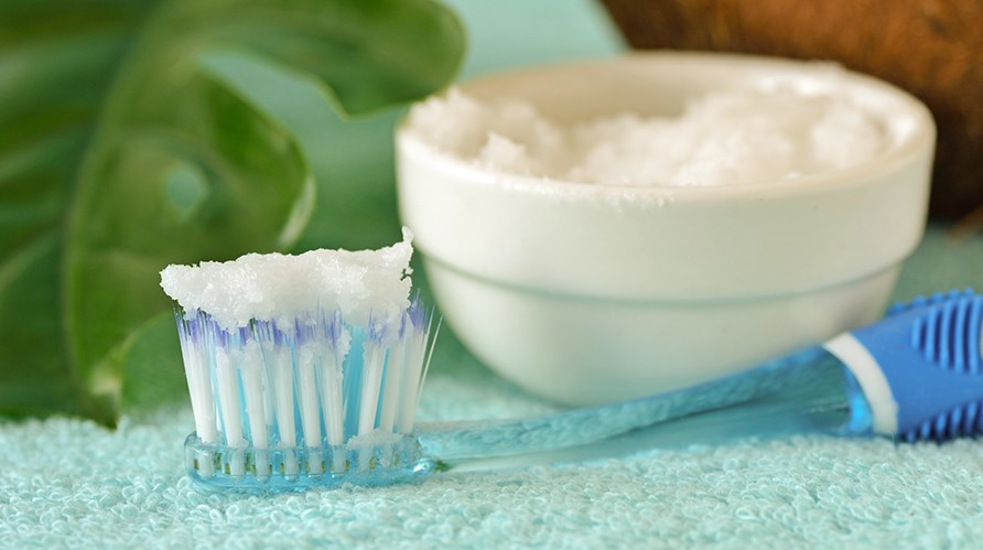 Handduk med tandborste p sig som har en vit bikarbonatpasta p sig. 
