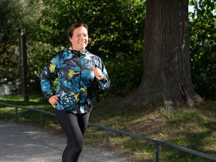 Camilla Rahm joggar.