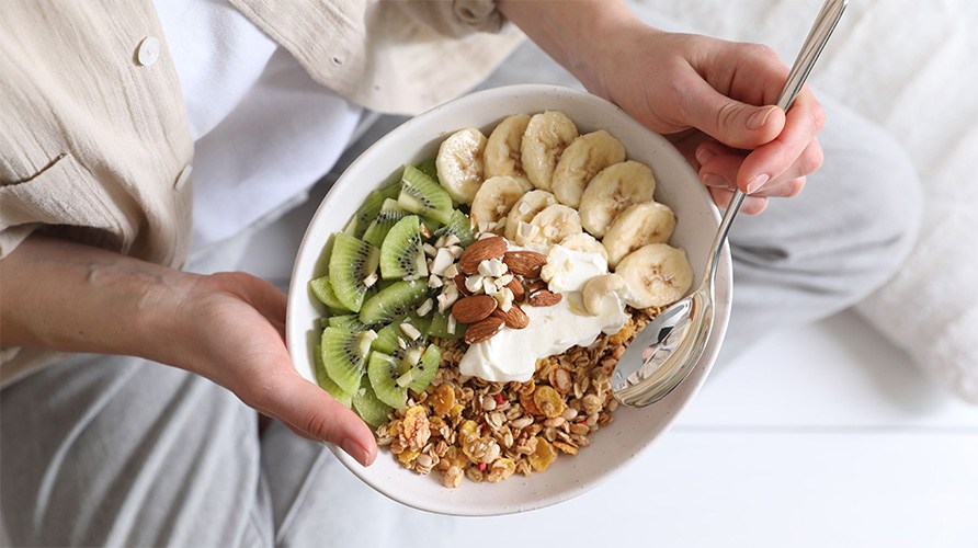 En sk�l med banan, kiwi, n�tter och m�sli.