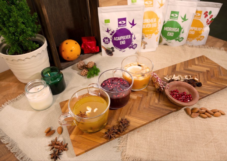 Tre glas med gl�gg framf�r produkter fr�n Healthwell.