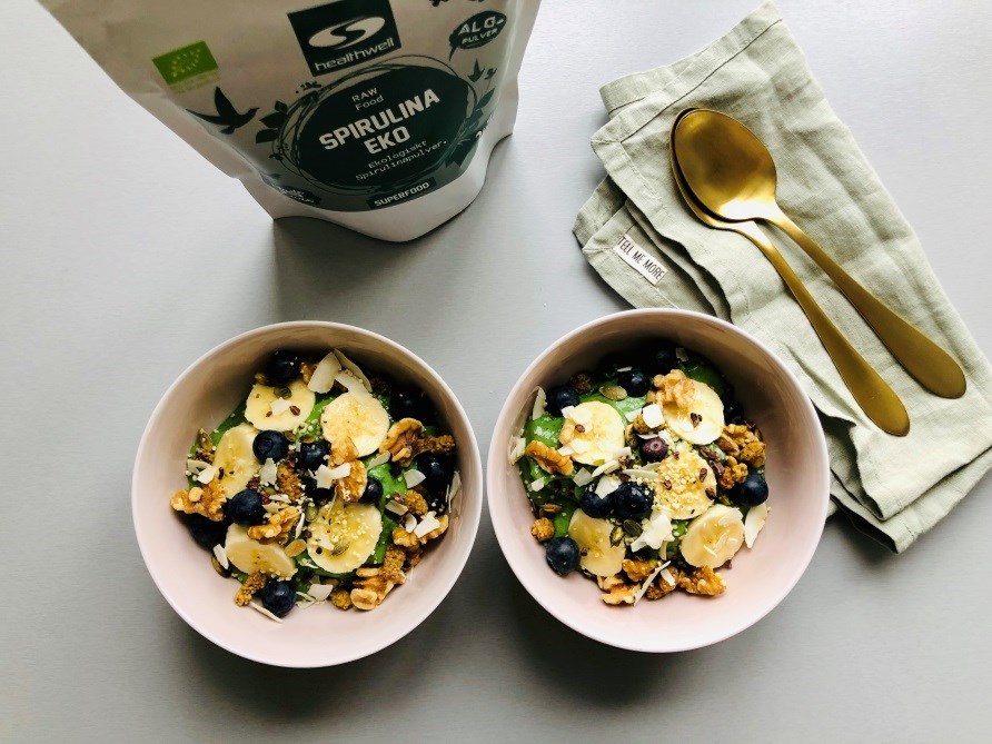 Grön smoothie bowl med spirulina | Recept hos Svensk Hälsokost