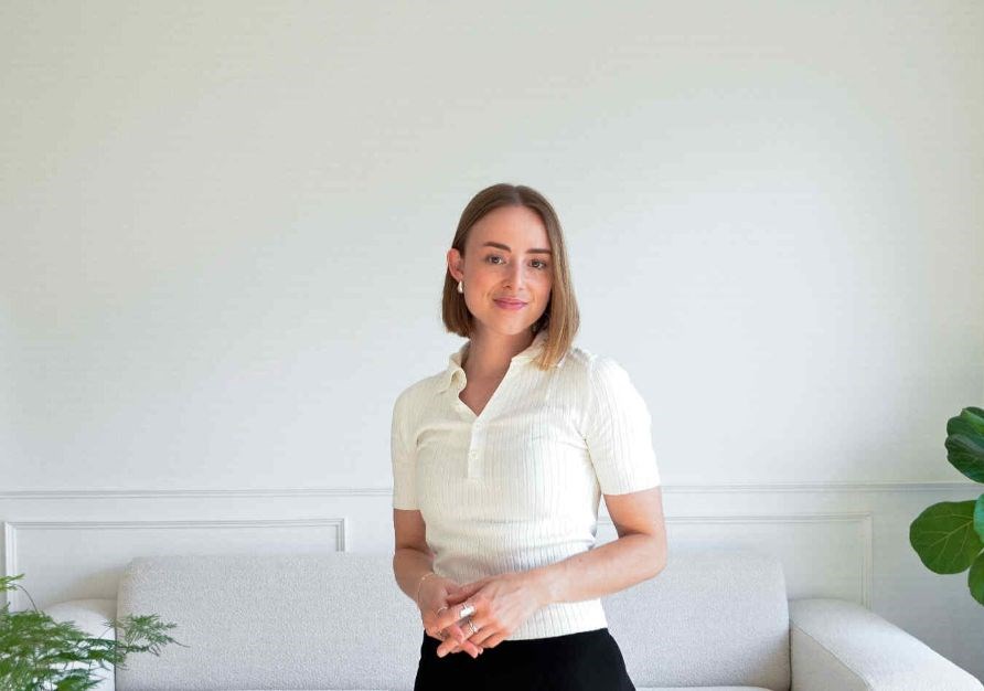 Helena Lien ler, st�endes i ett ljust vardagsrum med gr�na krukv�xter.