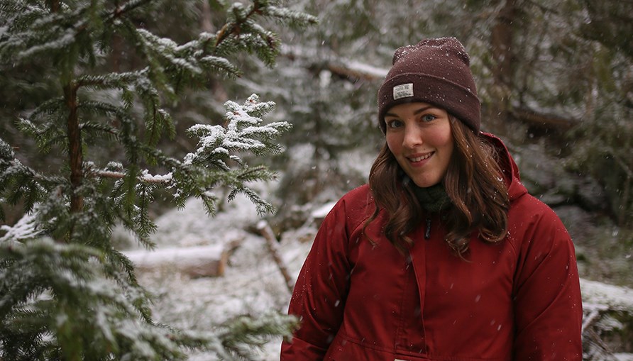 Isabella St�l befinner sig i skogen, omgiven av granar och sn�.