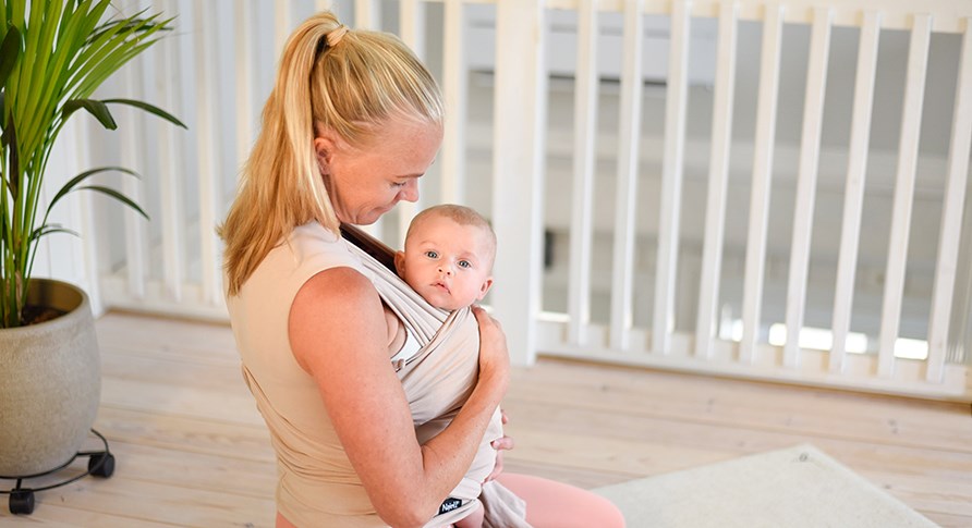 Josefine håller ett av sina barn i en bärsele på magen. Josefine håller ett av sina barn i en bärsele på magen.