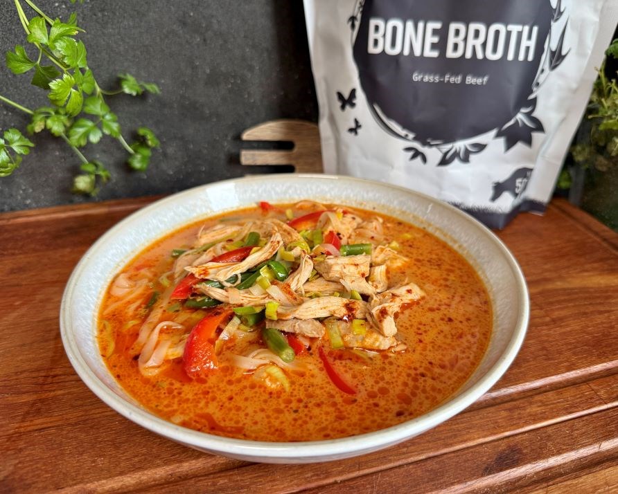 Kalorismarts f�rgstarka kycklingsoppa i en sk�l, placerad p� en k�ksb�nk.