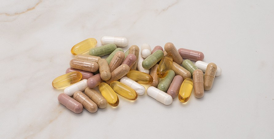 En h�g med kapslar fr�n kosttillskott i olika f�rger