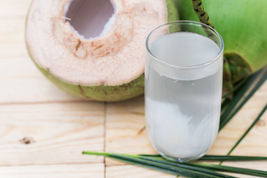 Bild p ett glas med kokosvatten. 