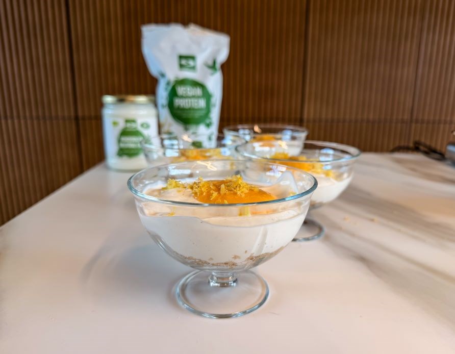 Susanna Jungbloms Lemoncurd cheesecake i vackra glassk�lar, toppad med lemoncurd och riven citron.