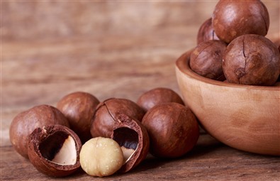 Macadamianötter i en träskål.