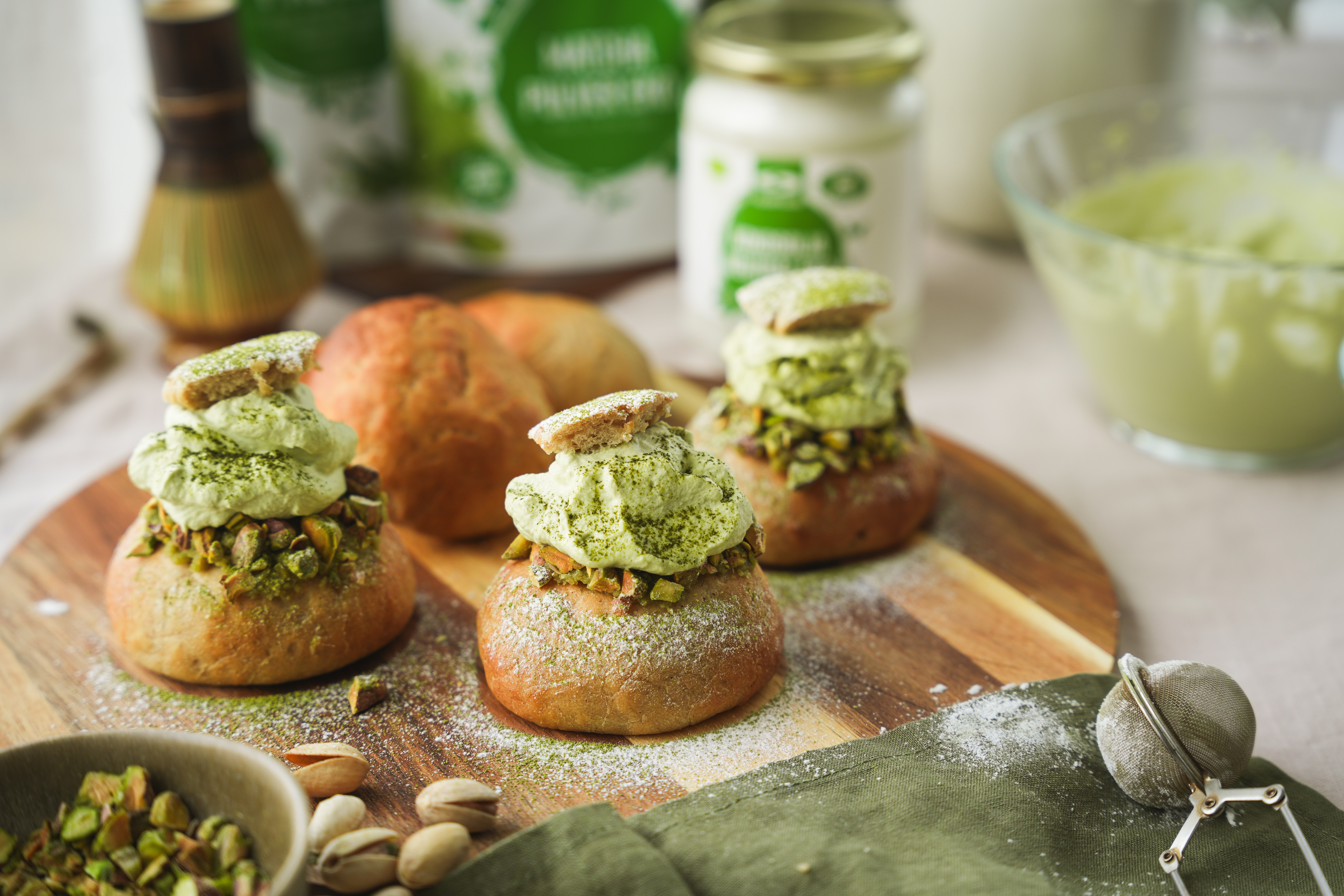 Smarriga matchasemlor, med vackert gr�n gr�dde, uppdukade p� ett tr�fat.