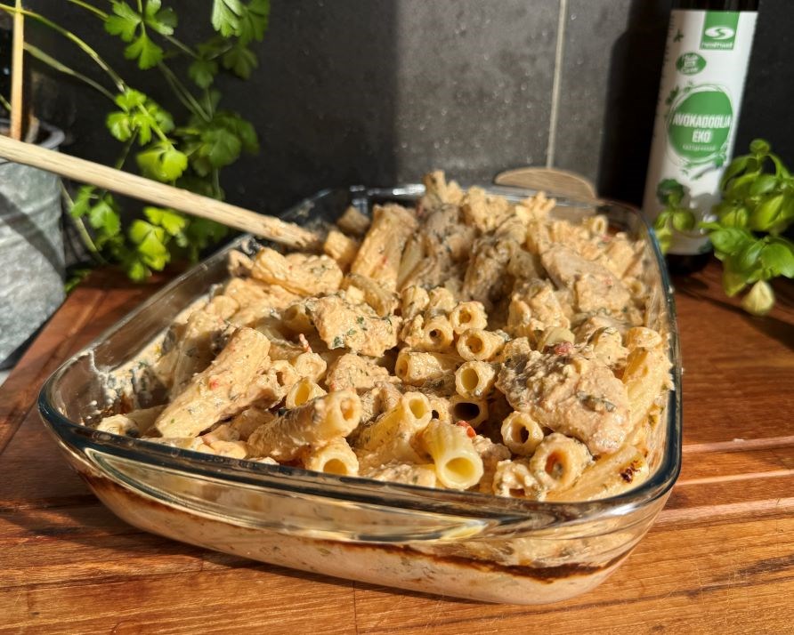 Kalorismarts kycklingpasta i ugnsform p ett trbord.