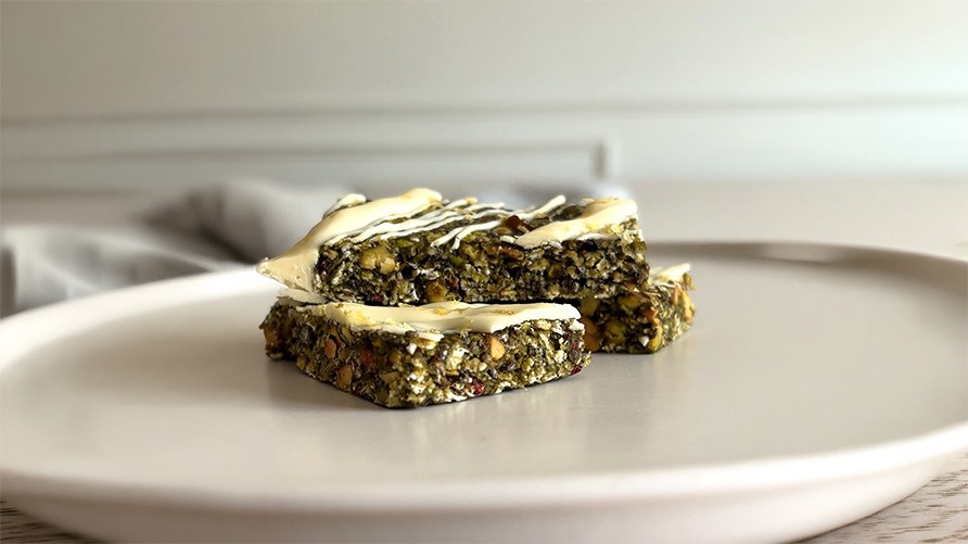 Hemmagjorda pistagebars med vit choklad p� ett en tallrik.