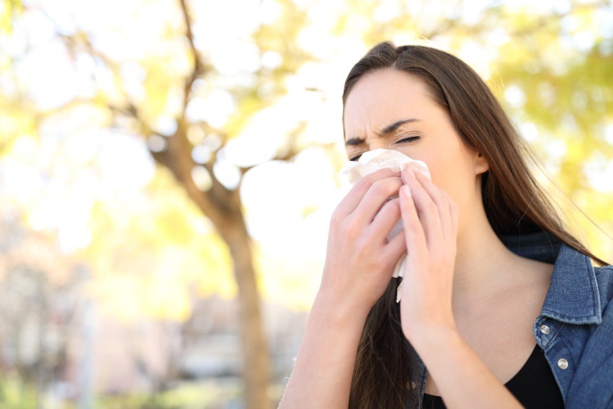 Pollenallergi ger ofta besvär med nysningar och rinnande ögon. 