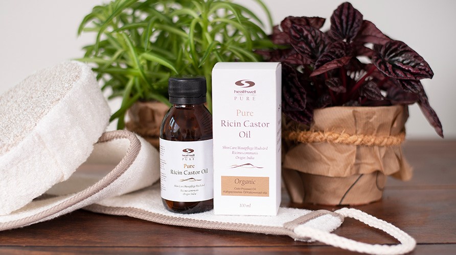 En flaska Healthwell Pure Ricin Castor Oil tillsammans med spatillbeh�r. 