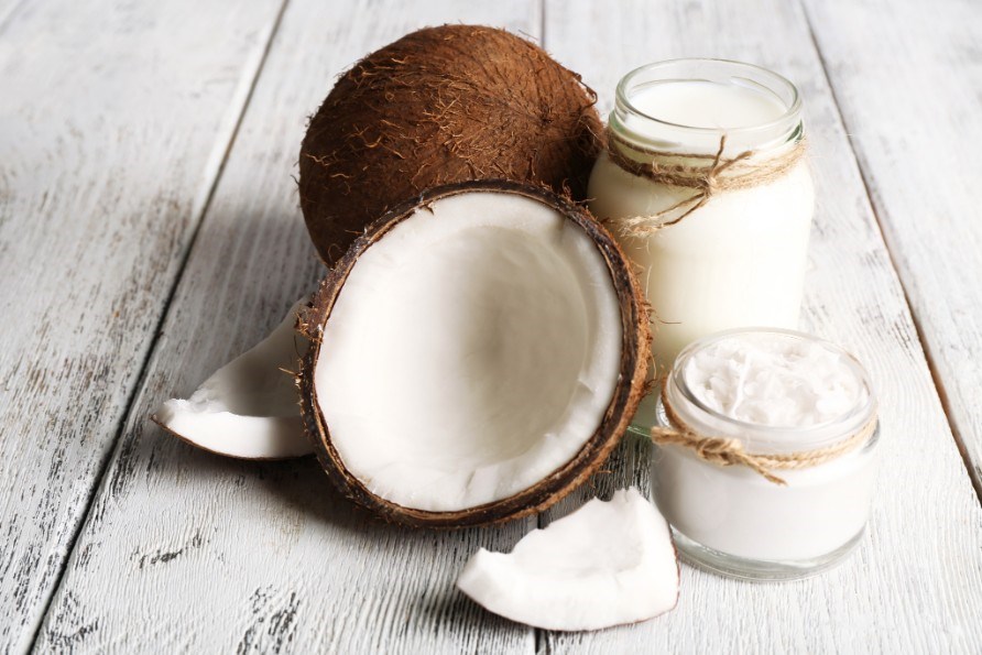 Kokosnötter innehåller rikligt med MCT-fett.