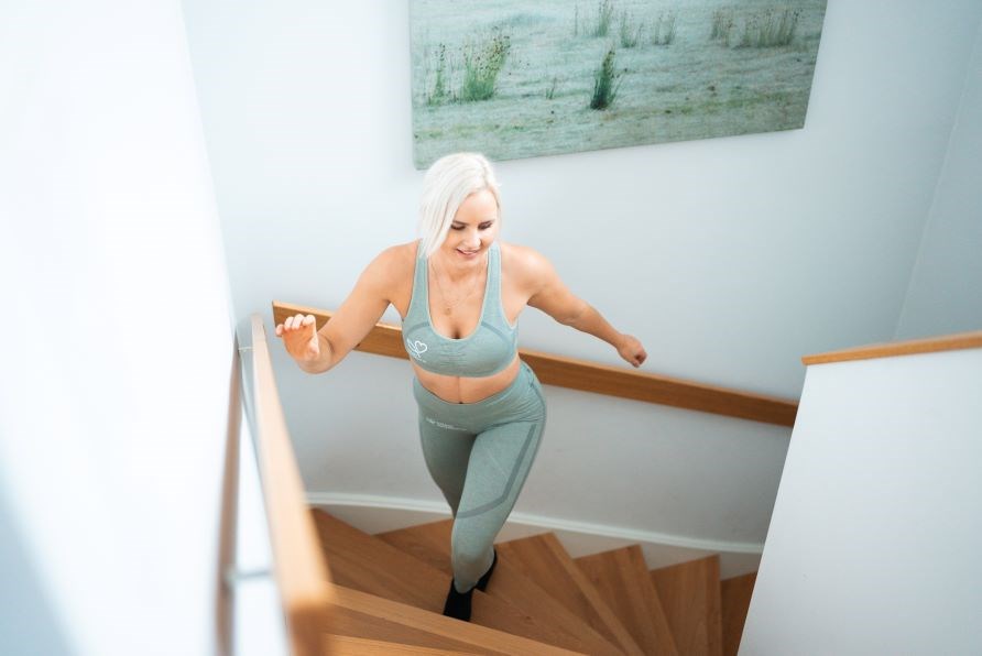 Susanna Jungblom går uppför en trappa.