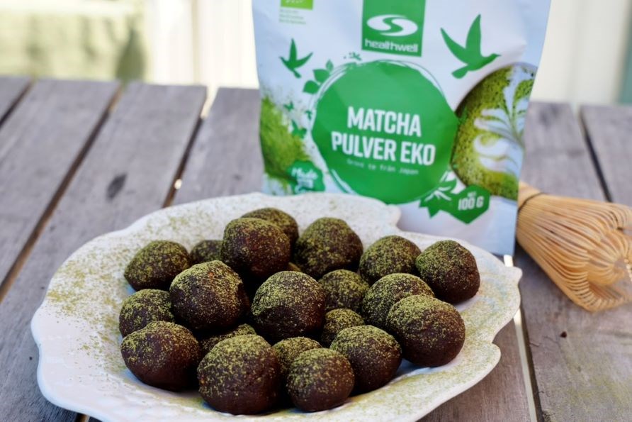 Sofia Sthls matchabollar p ett fat, tillsammans med Healthwell Matcha Pulver EKO.