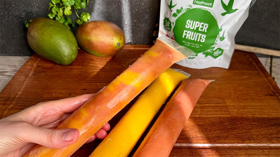 Hemmagjorda sorbetglassar p� en tr�bricka tillsammans med mangofrukter och Healthwell Super Fruits