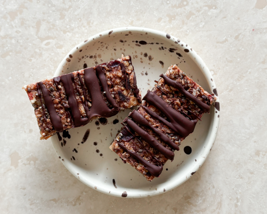 Tv� f�rdiga superbars ligger i en sk�l, redo att �tas. 