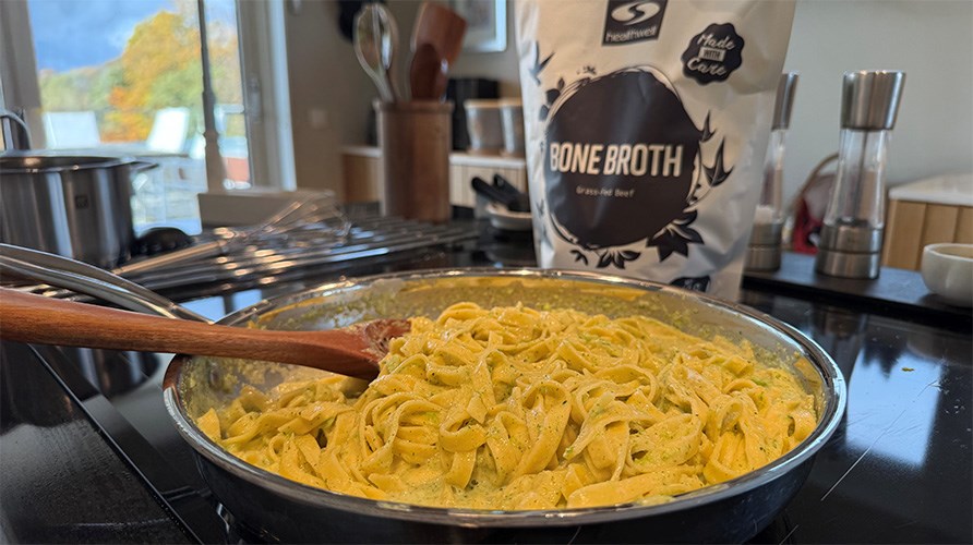 Susanna Jungbloms broccolipasta med benbuljong och en frpackning Healthwell Benbuljong Pulver Grsbetat p en kksbnk.