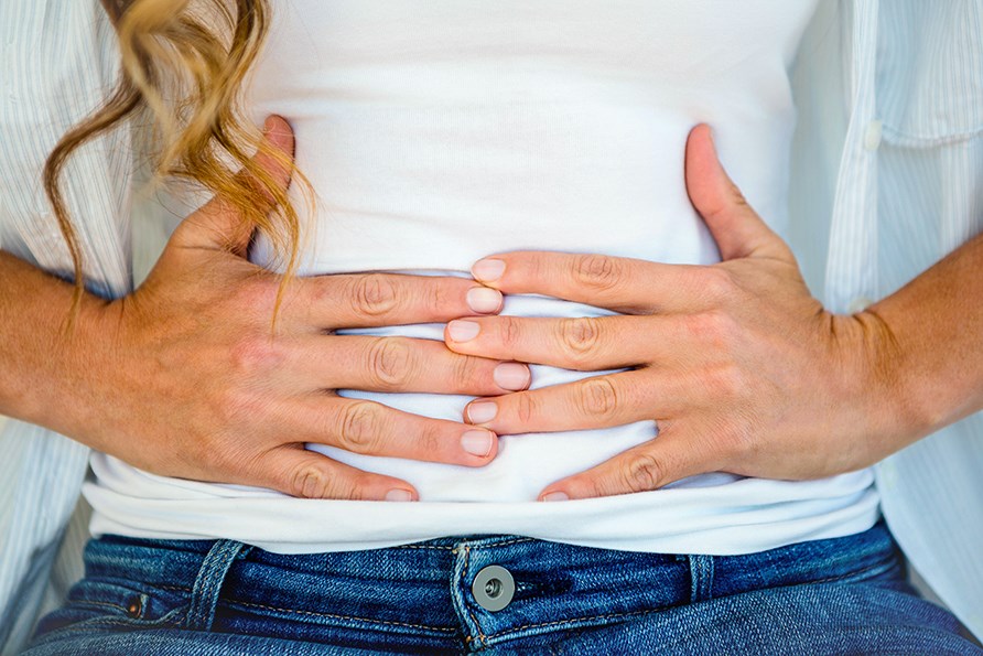 Kvinnas mage med hennes händer runt magen. Kvinnas mage med hennes händer runt magen.