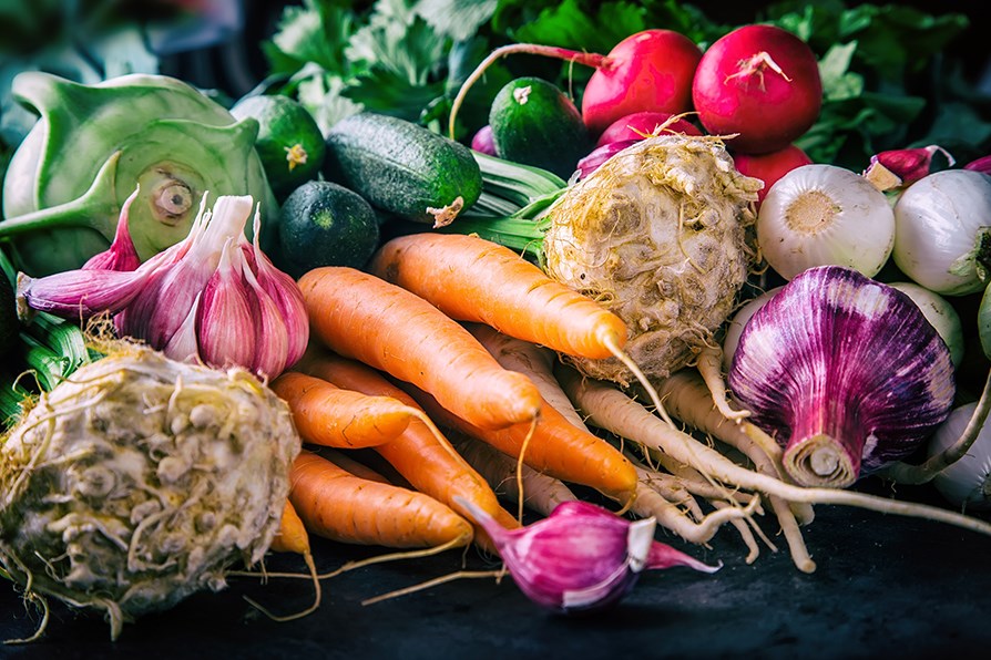 Grönsaker är fulla av viktiga vitaminer som gör gott för vår hud.