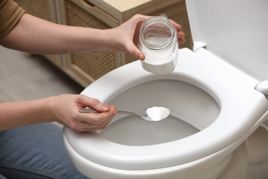 Städa toalettstolen med bikarbonat och vinäger.