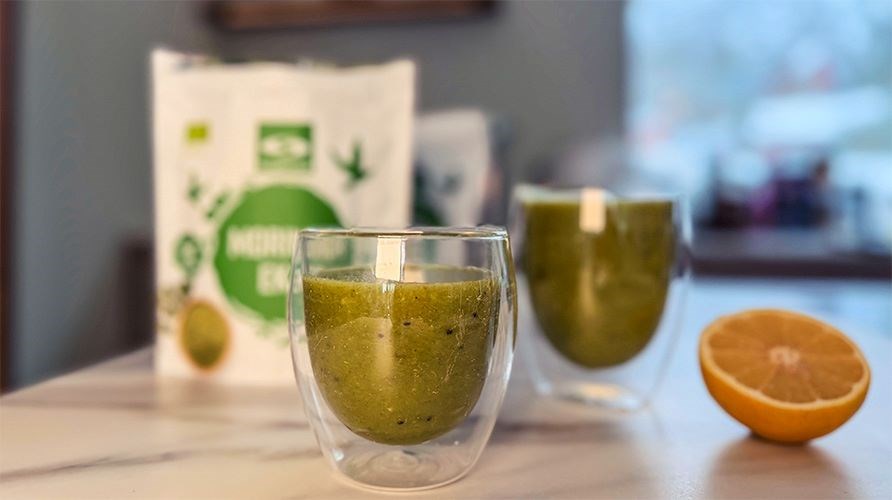 Vabruarismoothie f�r tv� redo att avnjutas.