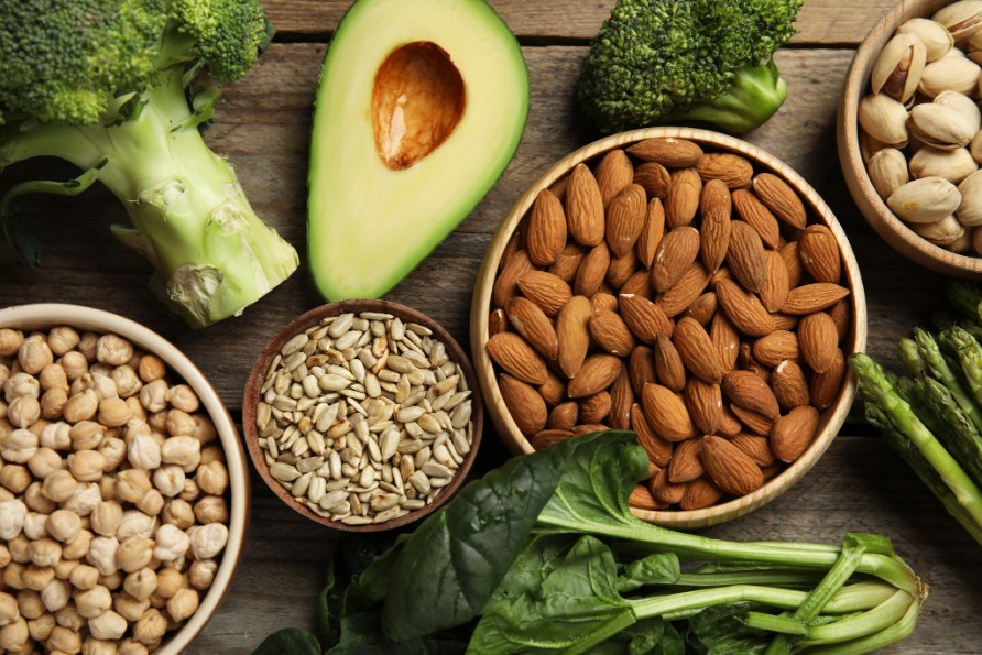 Vitamin E finns rikligt i avokado och nötter. 