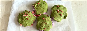 Frysta yoghurttoppar med bl�b�r och matcha