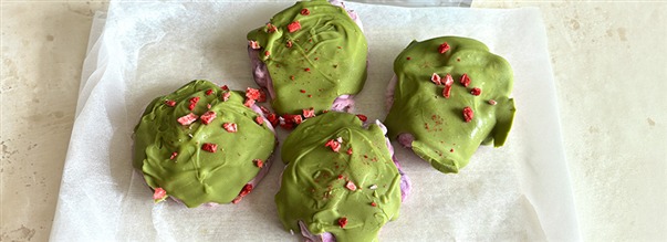 Frysta yoghurttoppar med bl�b�r och matcha